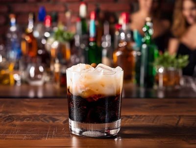 White Russian - Cocktail mit Vodka, Kaffeelikör und Sahne