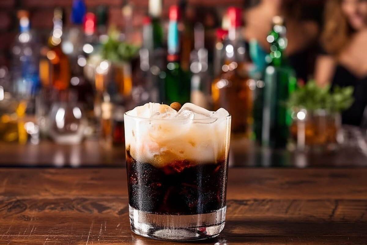 White Russian - Cocktail mit Vodka, Kaffeelikör und Sahne