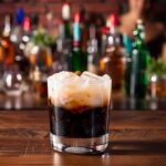 White Russian - Cocktail mit Vodka, Kaffeelikör und Sahne