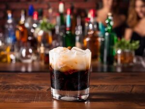 White Russian - Cocktail mit Vodka, Kaffeelikör und Sahne