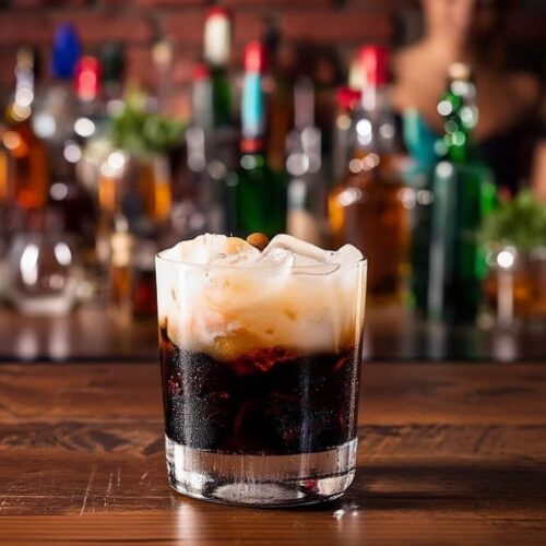 White Russian - Cocktail mit Vodka, Kaffeelikör und Sahne